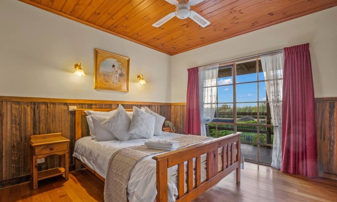 Badger Creek Cabin | StayAU 2BR Cottage Farm Retreat