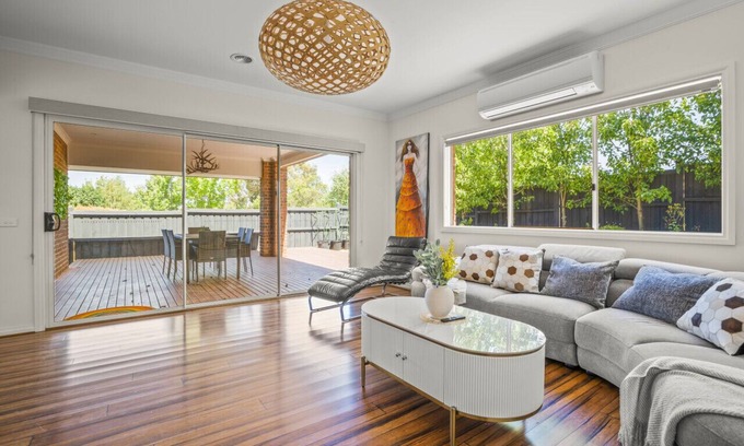 Officer House | StayAU 4BRM Modern Urban Holiday Home
