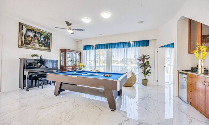 Sanctuary Lakes House | StayAU 6BR Deluxe Lakeview House Point Cook