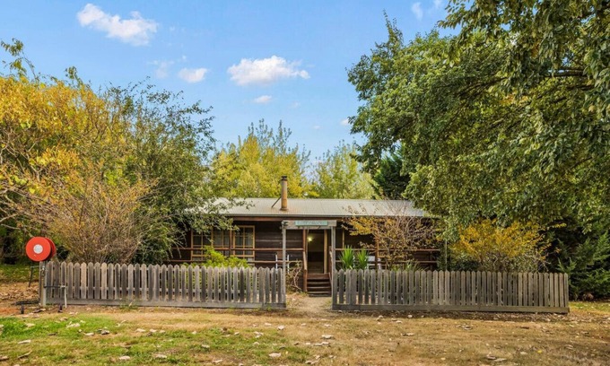 Badger Creek Cabin | StayAU Cedar Lodge 3BR Quaint Countryside Cottage