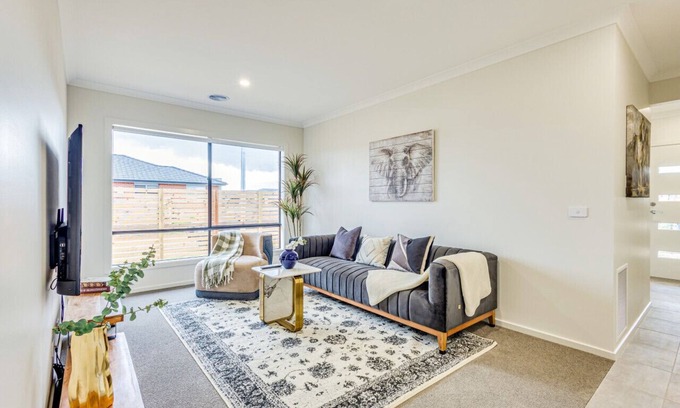 Wyndham Vale House | StayAU Charming 4BR Retreat in Wyndham Vale