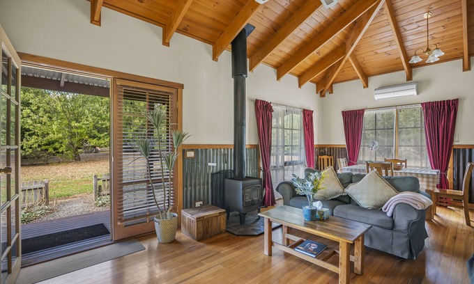 Badger Creek Cottage | StayAU Conifer Cottage Lakeside Haven