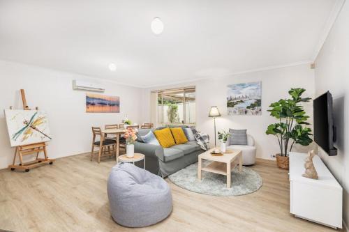 Ingleburn House | StayAU Cozy 3BR Suburban Retreat in Ingleburn