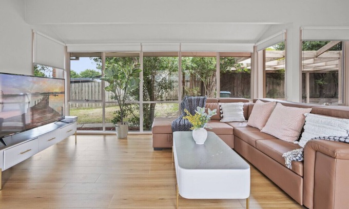 Narre Warren South House | StayAU Entire 3BR Pet Welcome Long stay