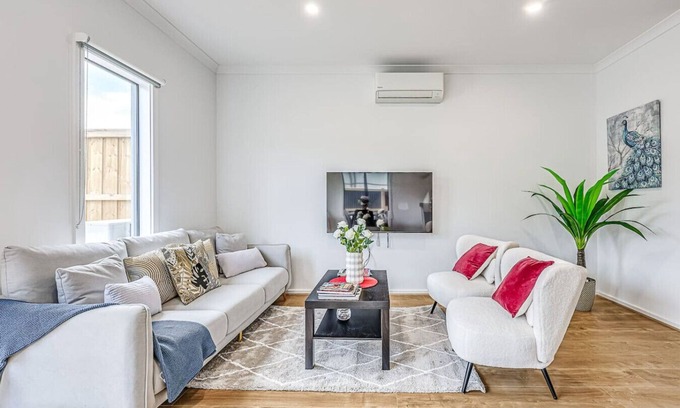 Berwick House | StayAU Fresh Modern 5BR Retreat Netflix in Berwick
