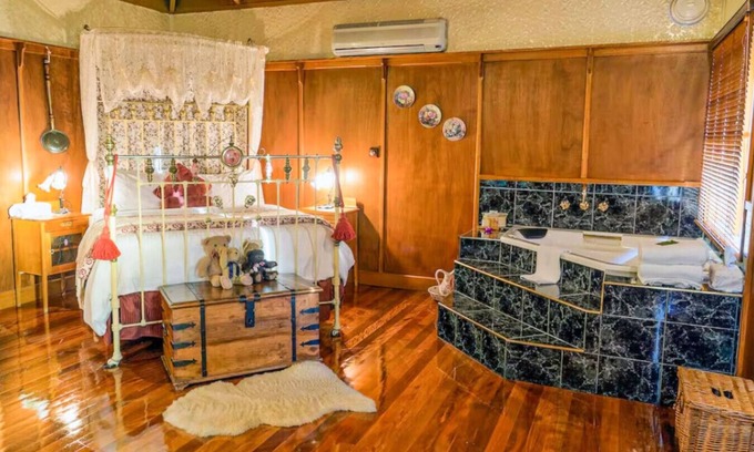 Mount Dandenong Cabin | StayAU Ironbark Cottage Romantic Retreat Dandenong