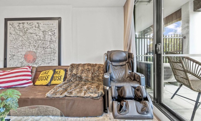 Oakleigh House | StayAU Modern 2BR Townhouse with pool in Oakleigh