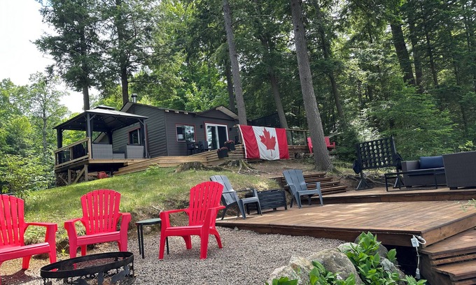 North Kawartha Cottage | STAYCATION IN CANADA! Panoramic sunset, 6decks, 2docks & Gazebo. Book NOW!