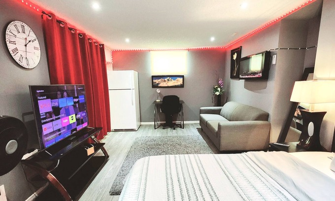 London Apartment | Staycation Studio Apartment: full kitchen, washroom, and Free parking