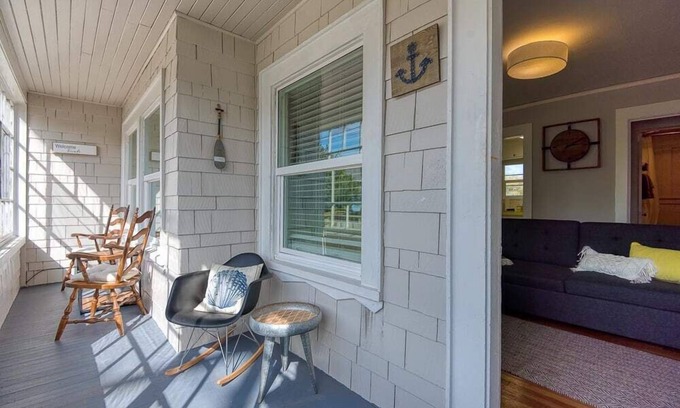 Coos Bay Apartment | #StayinMyDistrict Historic Heritage Walk to Bay