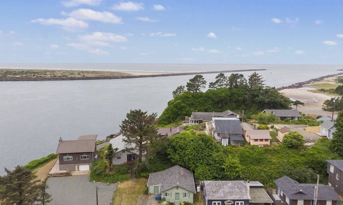 Rockaway Beach House | #StayInMyDistrict Hot Tub on the Jetty