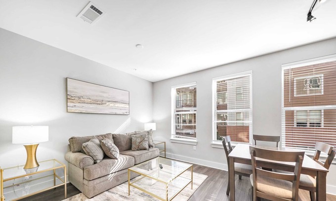 Villa Heights Condo | StaysByWalker 1BR - 2 Miles To Uptown! Gym/Parking