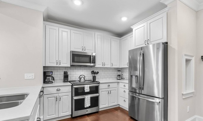 Myers Park Condo | StaysByWalker 2BR - 2 Miles To Uptown! KingBed/Gym