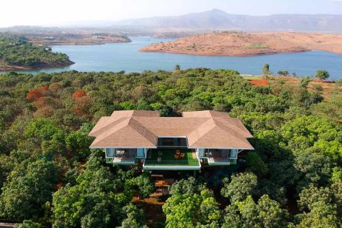 Wadgaon Villa | StayVista at Nihira Farms with Lake View - Kamshet