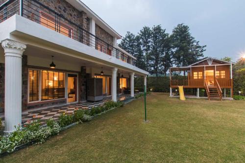 Taoru Villa | StayVista at The Banyan Abode with Pool Table, Pet Friendly & Outdoor Pool