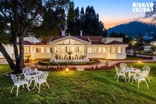 Thalayathimund Villa | StayVista at Tiverton Bungalow ooty - Lawn, BBQ, Heater