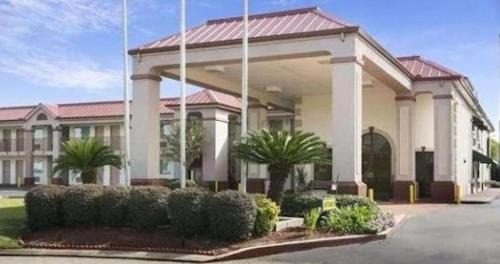 Broadmoor Hotel | Staywell Suites