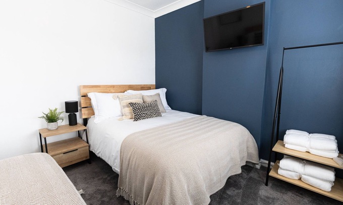 Port Talbot House | Steel Town Lodge | Hot Tub | Sky Sports | Darts | Families & Contractors
