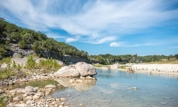 Bandera House | "Stella" 1968 Boles Areo Trailer with lovely views and river access!