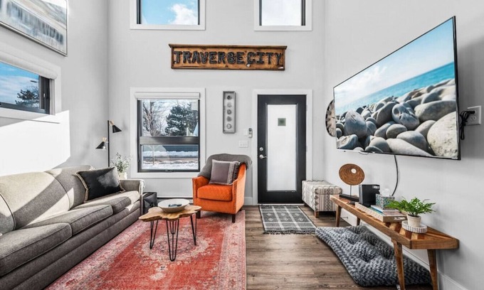 Traverse City Condo | Stella Boona 1BD Loft Condo Downtown Wineries Beaches