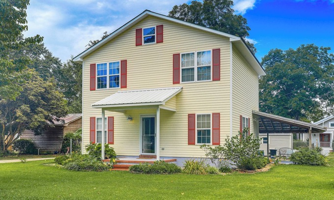 Stella House | Stella Home w/ River View: 10 Mi to Hammocks Beach