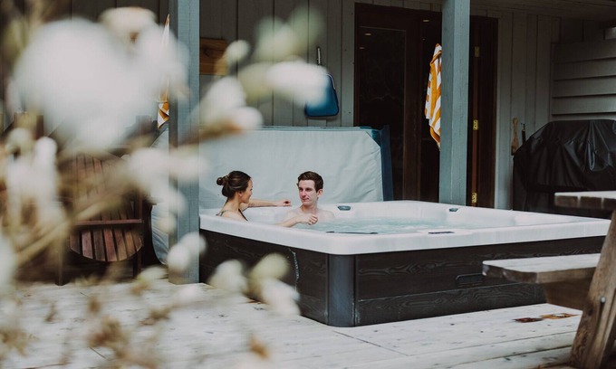 Tofino House | Steller's Jay Retreat — a short stroll to Chesterman Beach! Dog-friendly.