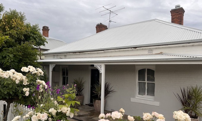 Tumut House | Step Back in Time: Charming 1880 Cottage Retreat for a Nostalgic Staycation!
