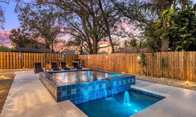 Gillespie Park House | Step into the charm of yesteryear with the modern comforts of today at City Cottage!