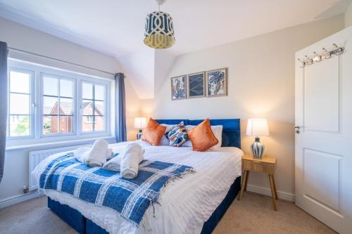 Newport Apartment | Step Into the Past, Stay for the Memories, 3-Bed Home near Monmouth Castle, Sleeps 5, Parking & Wi-Fi