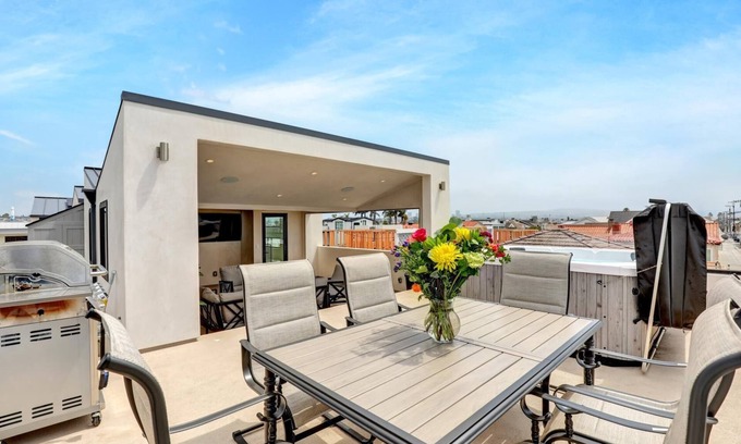 Balboa Peninsula House | Steps 2 Beach and Bay, Roof Top Jacuzzi, Elevator, EV charger, Garage, Brand New