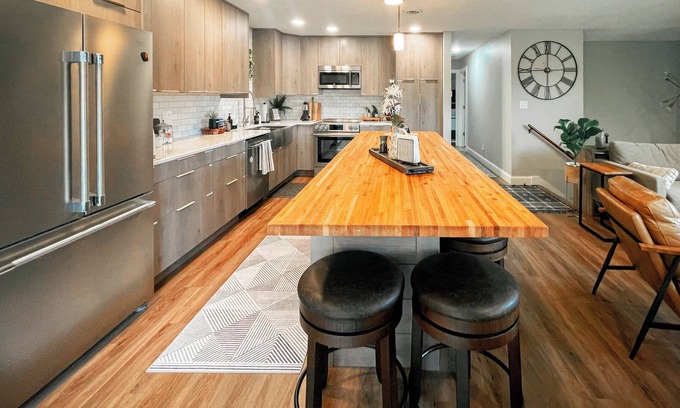 Alexandria House | Steps away from Lake Latoka! The perfect spot for relaxation or business travel.