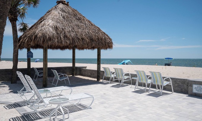 Nokomis Condo | Steps away from private Nokomis Beach!
