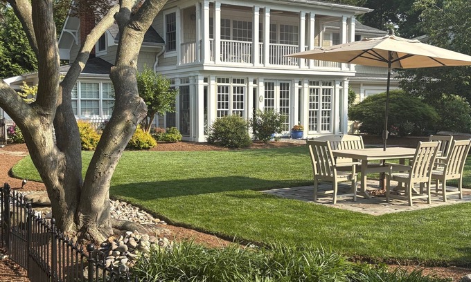 Annapolis House | Steps away from the Chesapeake Bay in the unique Bay Ridge community!