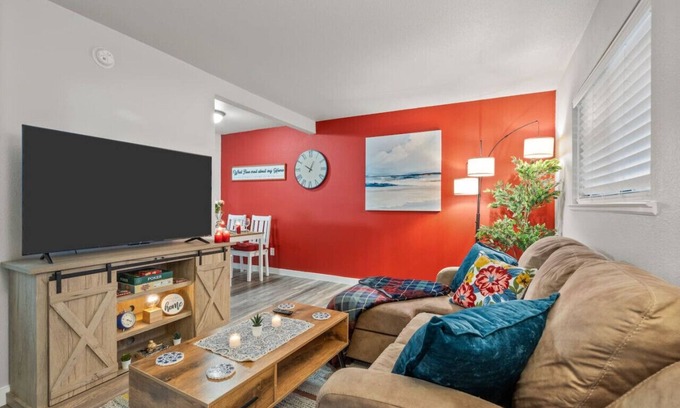 Central Arlington Apartment | Steps Away from the Heart of the FUN!AT&T Walkable