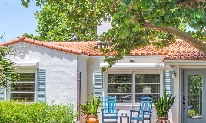 Lauderdale Beach House | Steps from Beach/Quaint Cottage/Heated Pool/Sand Key/RESlDENCES