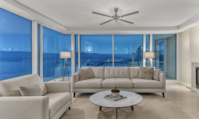 Coal Harbour House | Steps from Fairmont