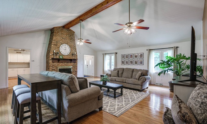 South Bend House | Steps from NOTRE DAME! Huge House! Arcade Game room, volleyball court & more!