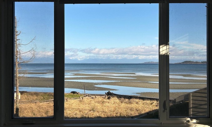 Regional District of Nanaimo Hotel | Steps from stunning beach!