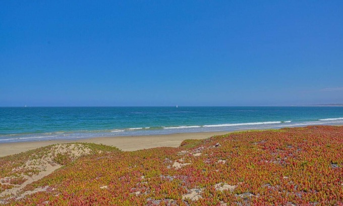 Monterey House | Steps from the Beach and Restaurants with 2 Masterbedrooms