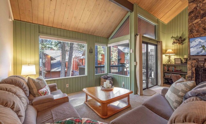 Big Bear Lake House | Steps from the Slopes! 2BR + Sleeping Nook Townhouse at Snow Summit