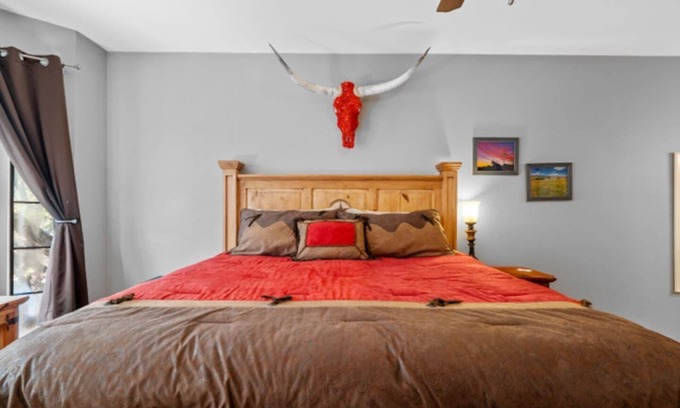 North University Condo | Steps from UT ✔️ 2 Heavenly King Beds ❤️ Retro 80s Getaway w/Gig-Speed WiFi