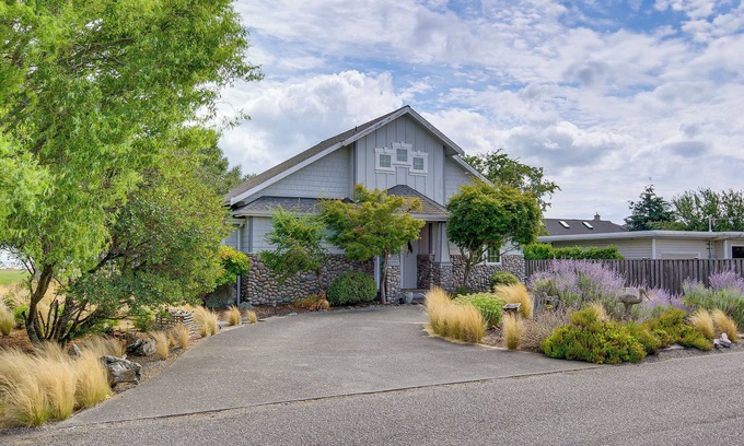 Oak Harbor House | Steps to Beach: Home w/Hot Tub in Oak Harbor!