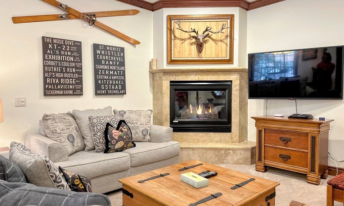 Mammoth Lakes Cabin | Steps to Canyon Lift & Shuttle – Relax in Sauna & Hot Tub with Garage Parking