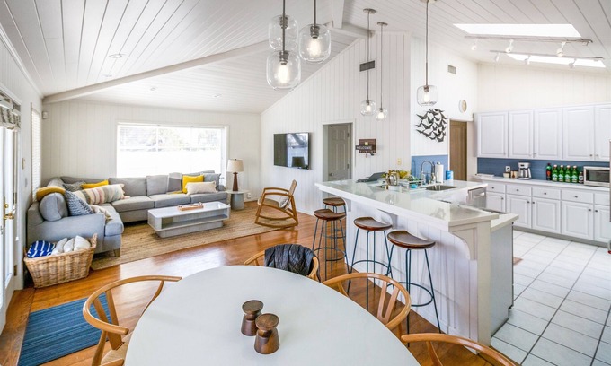 Del Mar House | Steps to Del Mar Beach, restaurants, Fair, and Racetrack