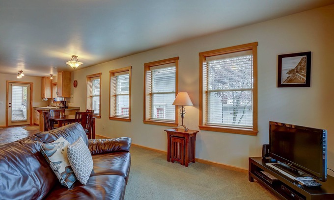 Hood River Apartment | Steps to Downtown, Views, Adorable Apartment, Cozy & Newer