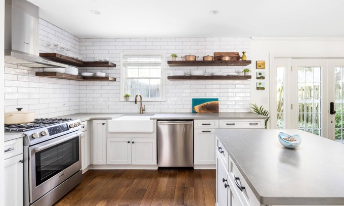 Harleston Village House | Steps to King, Colonial Lake & Dining