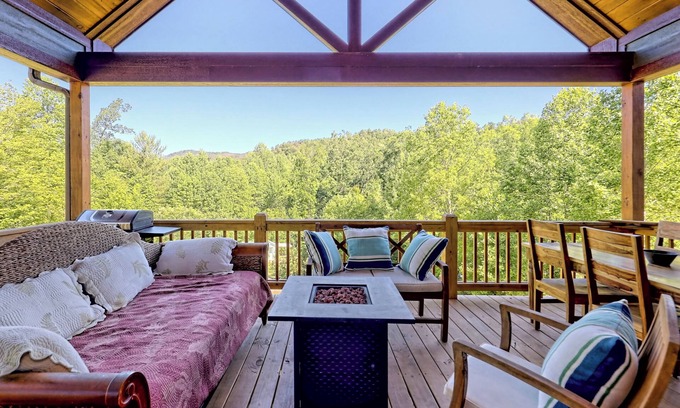 Clarkesville Cabin | Steps to Lake Burton! Enjoy beautiful mountain views, sunsets & relaxation.