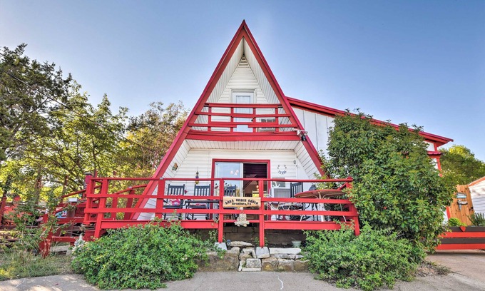 Granbury Cabin | Steps to Lake! Charming Cabin: Pool Access & Decks