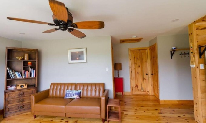 Prince Edward House | Steps to Lake on the Mountain - License ST-2020-0324 R1