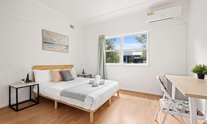 Seven Hills House | Steps to Mall & Train - Eplore with Ease - Prime Location in Seven Hills - Shared Bathroom